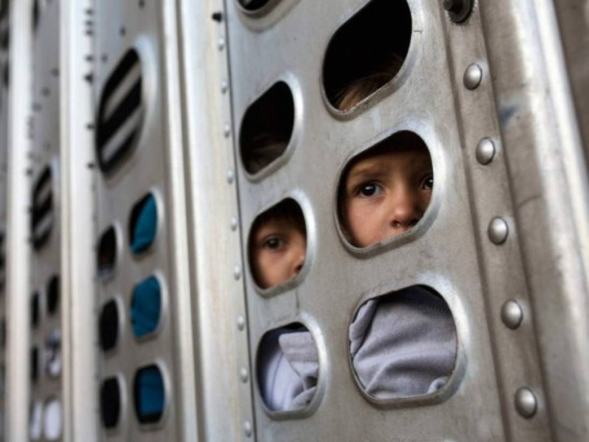 Niños migrantes estuvieron 39 horas en contenedores para transportar ganado rumbo a EE UU