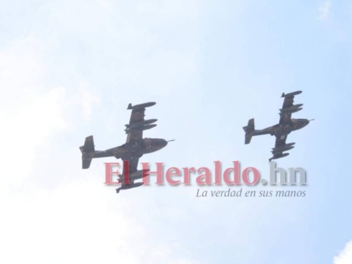 Aviones de la Fuerza Aérea Hondureña sobrevolaron el cielo durante el discurso del mandatario. Foto: Aníbal Vásquez/ EL HERALDO