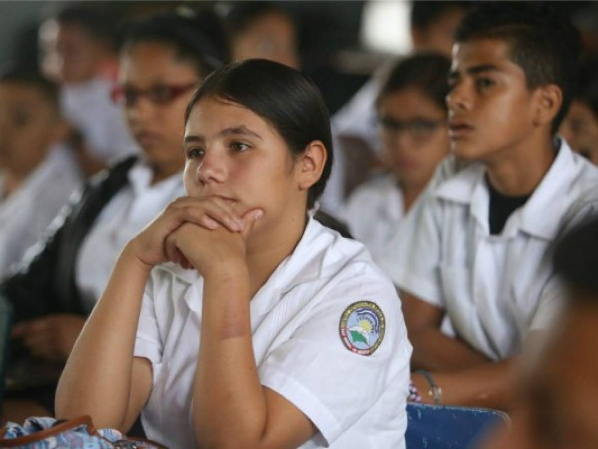 Charlas de Educación llegan al CEB San Miguel de Heredia