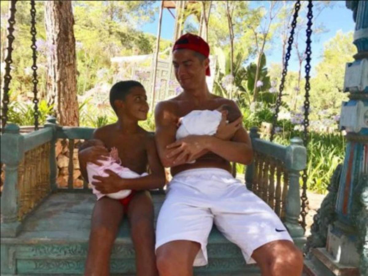 La tierna foto de Cristiano Ronaldo junto a sus tres hijos