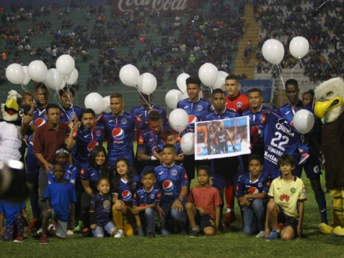 Motagua haciendo una ofrenda a Santiago Vergara. Foto:Johny Magallanes / El Heraldo.