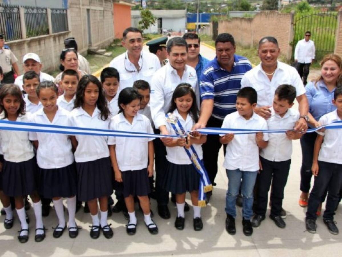 Pavimentan dos vías de la colonia Altos de Loarque