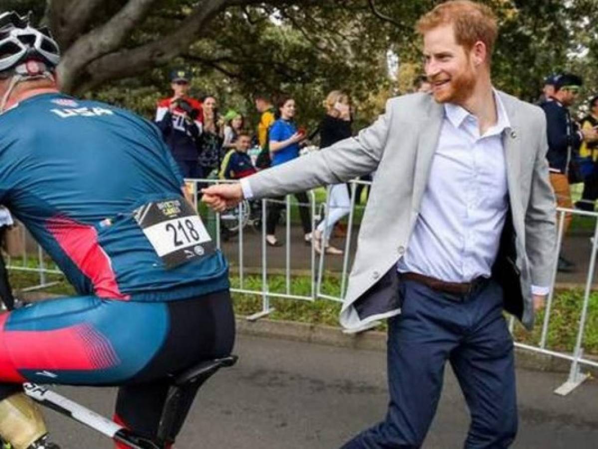 Un ciclista -sin detener su marcha- les deseo lo mejor a Meghan y Harry por la llegada del bebé. (Foto: Captura de vídeo)