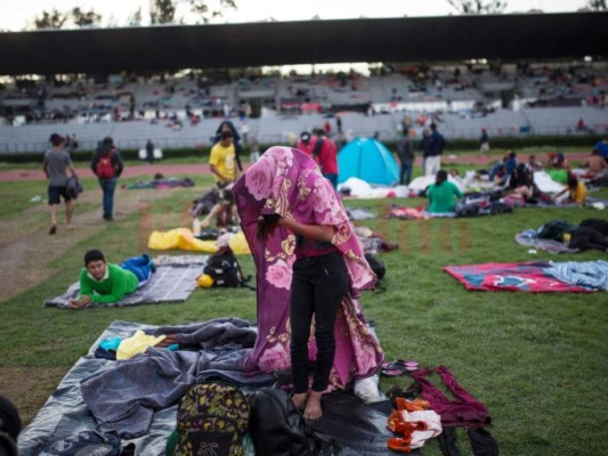 Miles de migrantes de la caravana acampan en estadio de Ciudad de México