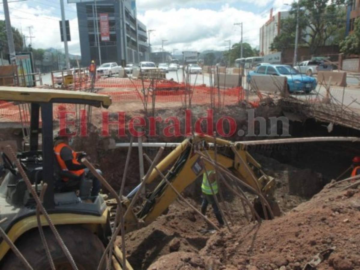 Tres túneles peatonales se construyen de manera simultánea, dos en el bulevar Suyapa y uno en el bulevar Centroamérica. Foto: Álex Pérez/El Heraldo