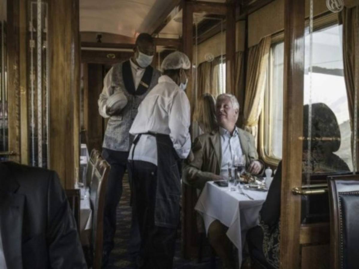 Viaje a bordo del lujoso Tren azul sudafricano, lejos del Covid
