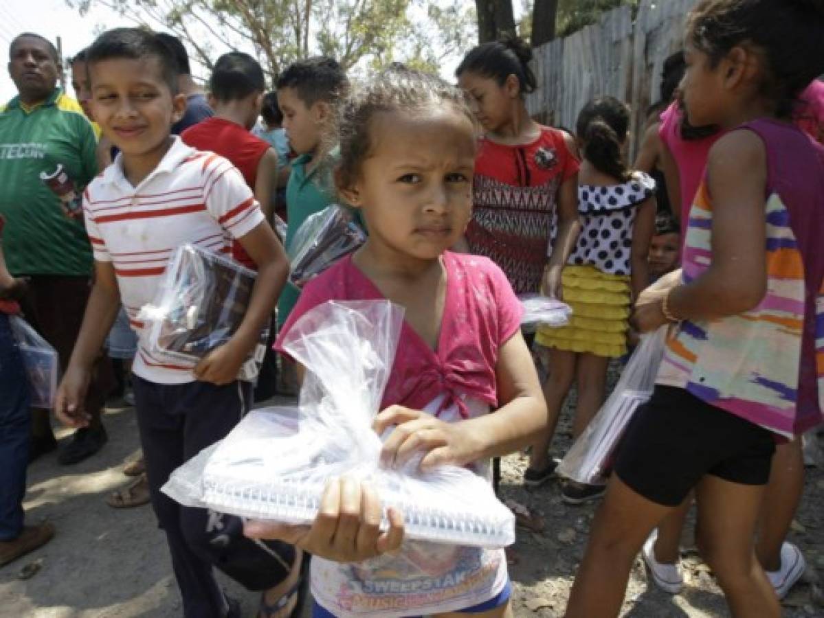 Estudiantes de Altos del Paraíso reciben lápices y cuadernos en Comayagüela