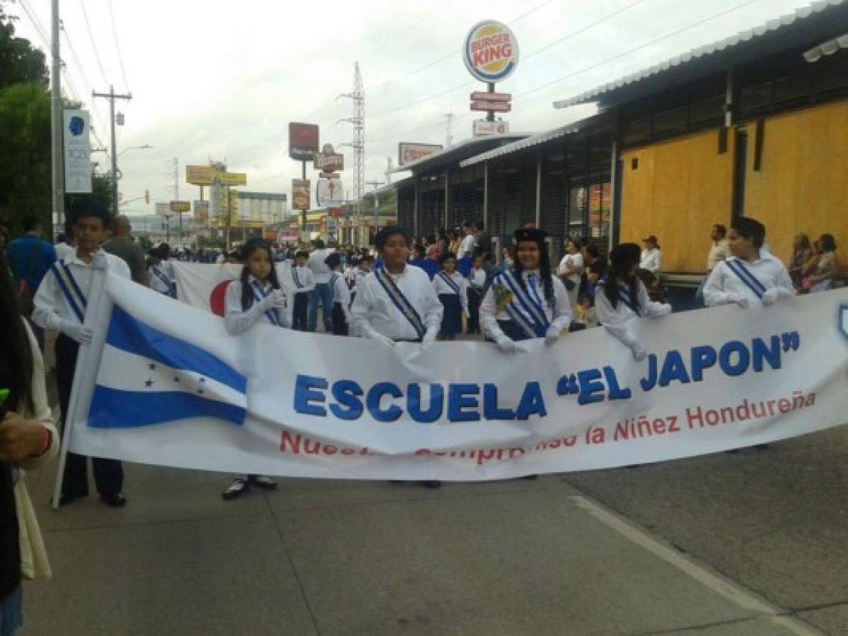 Alumnos de escuelas rinden tributo a Honduras en las calles de la capital