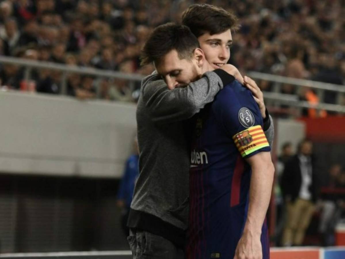 VIDEO: Aficionado entra al campo y besa a Leo Messi