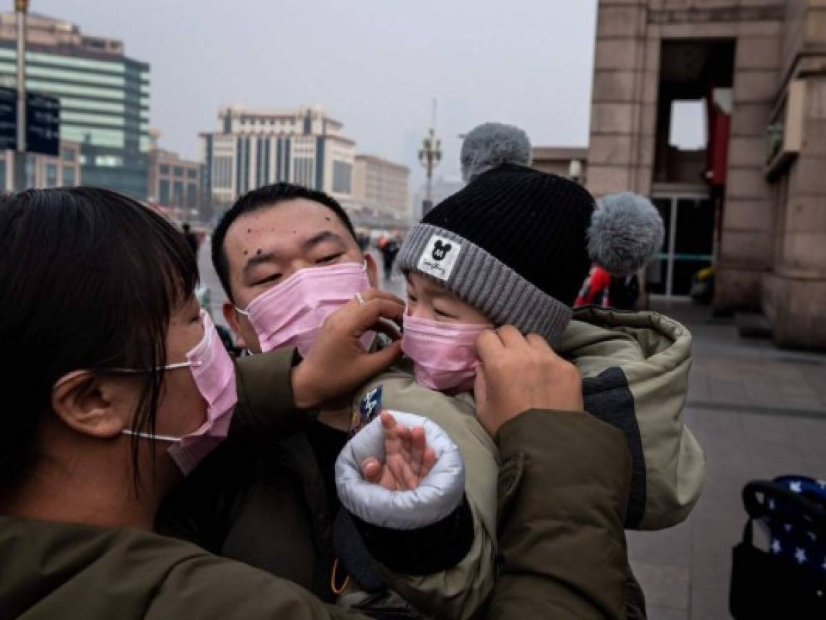 Un bebé entre los casos confirmados por coronavirus en China; hay 80 muertos