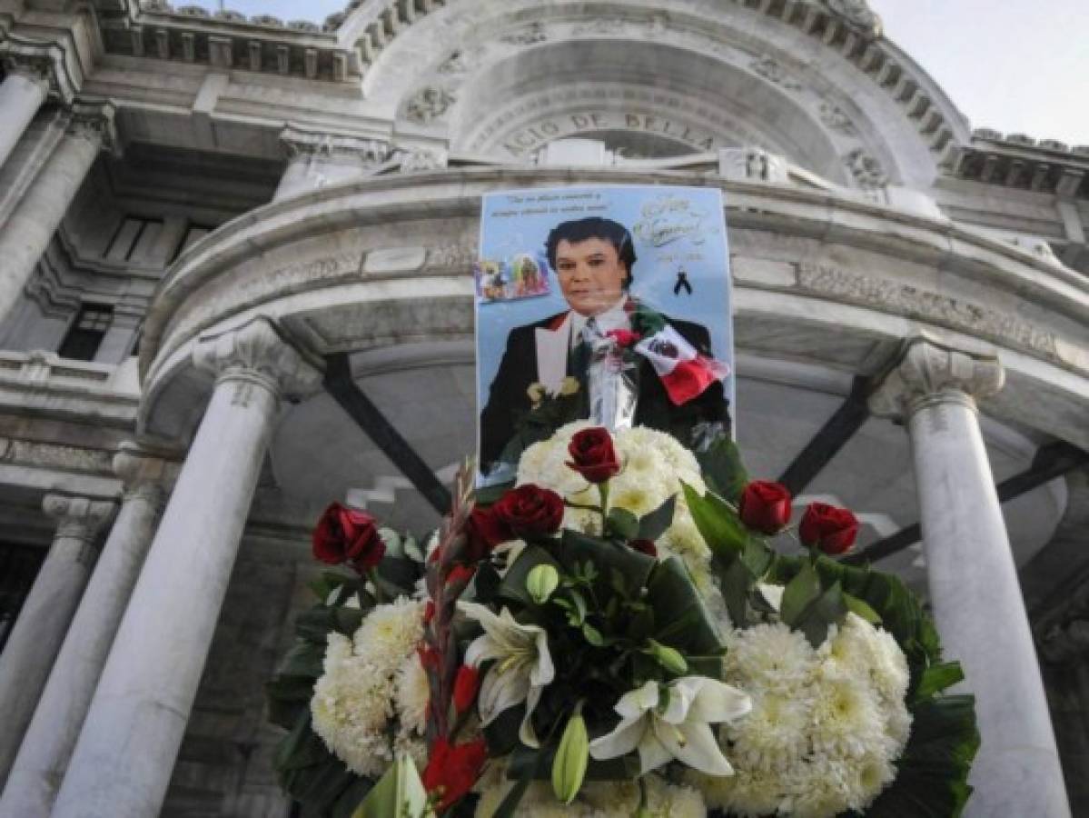 Latinoamérica lamenta y llora la muerte de Juan Gabriel, 'El Divo de Juárez'