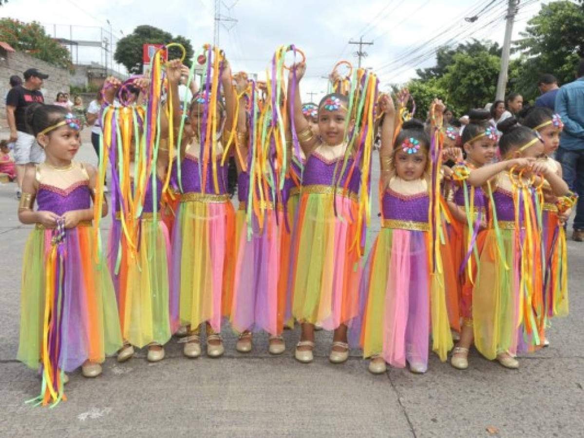 Pequeños resaltan los valores cívicos en desfile en la capital de Honduras