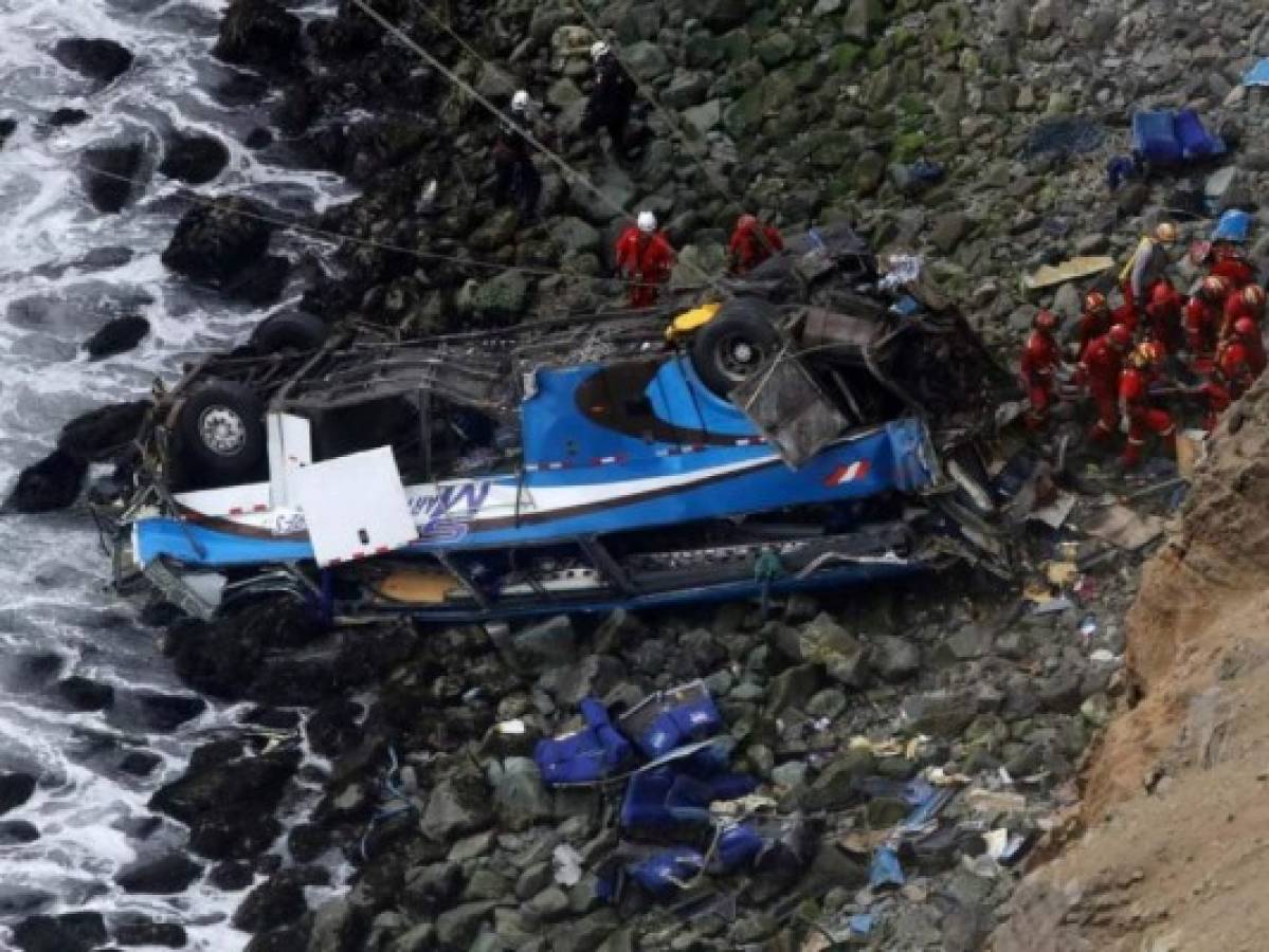 Hallan otros dos cuerpos, siendo 52 los muertos por accidente en Perú