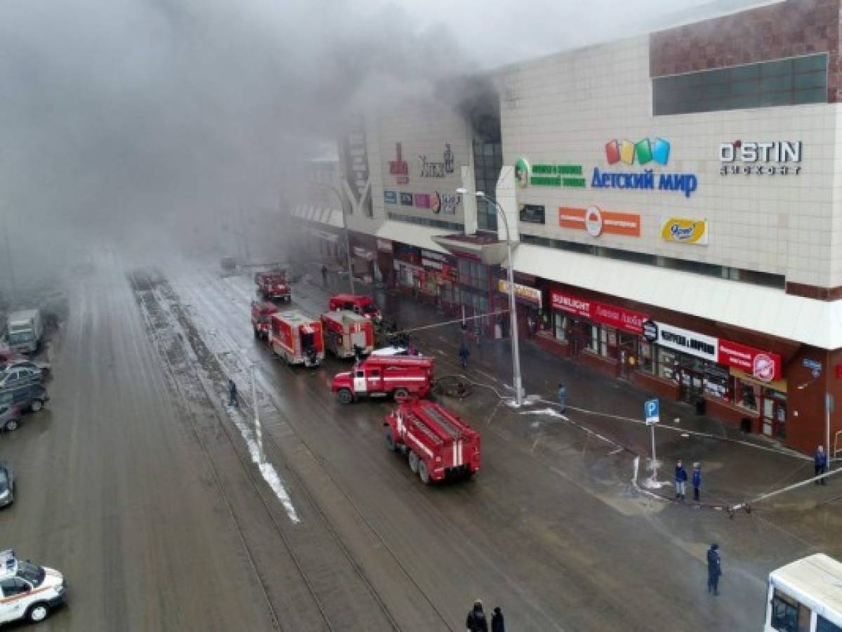 Al menos 64 muertos en incendio de un centro comercial en Rusia