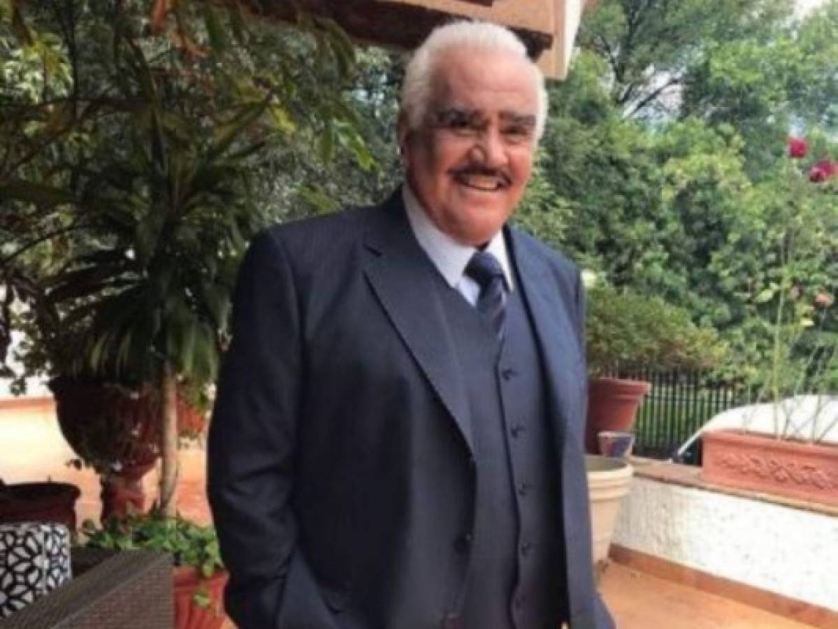 A un mes de su hospitalización, Vicente Fernández sigue en terapia intensiva