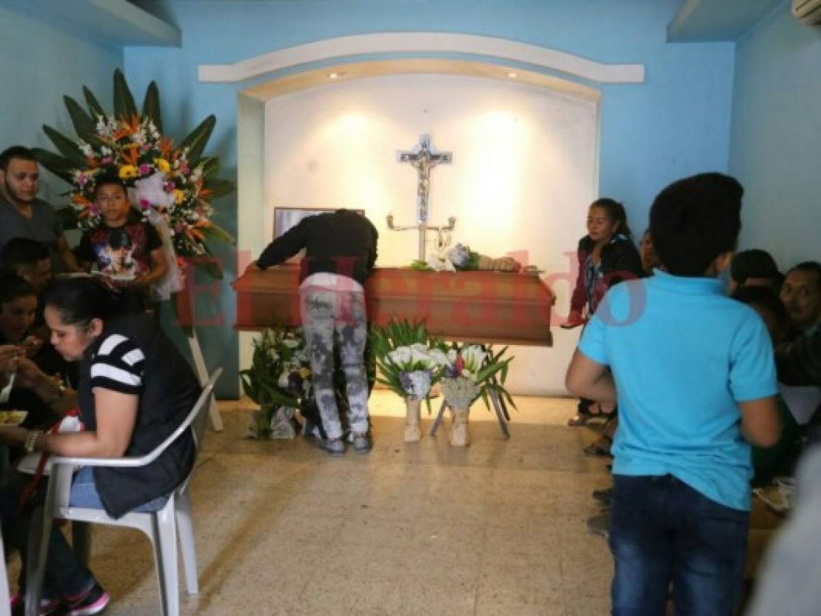 Conternación y dolor en velorio de víctima de triple asesinato en Siguatepeque