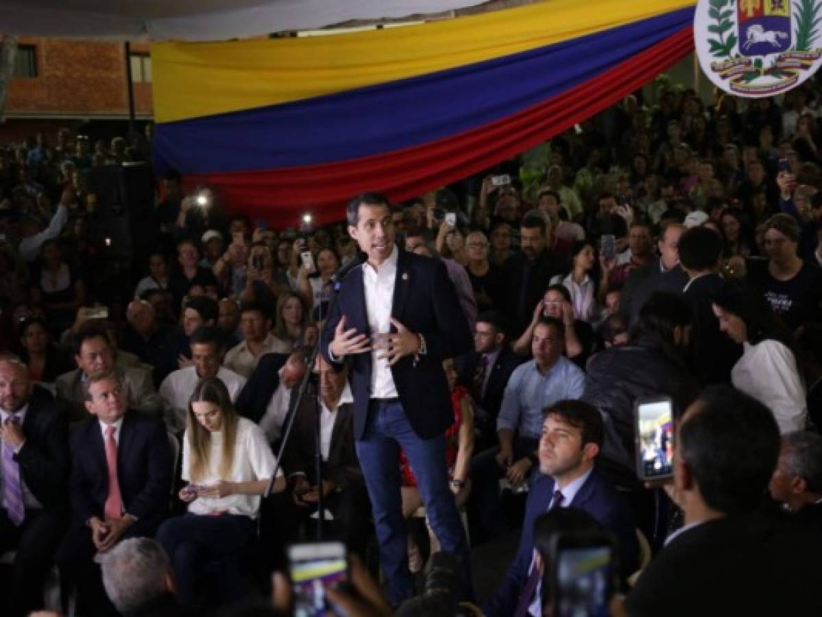 Guaidó vuelve a Venezuela en medio agresiones y anuncia nueva ofensiva