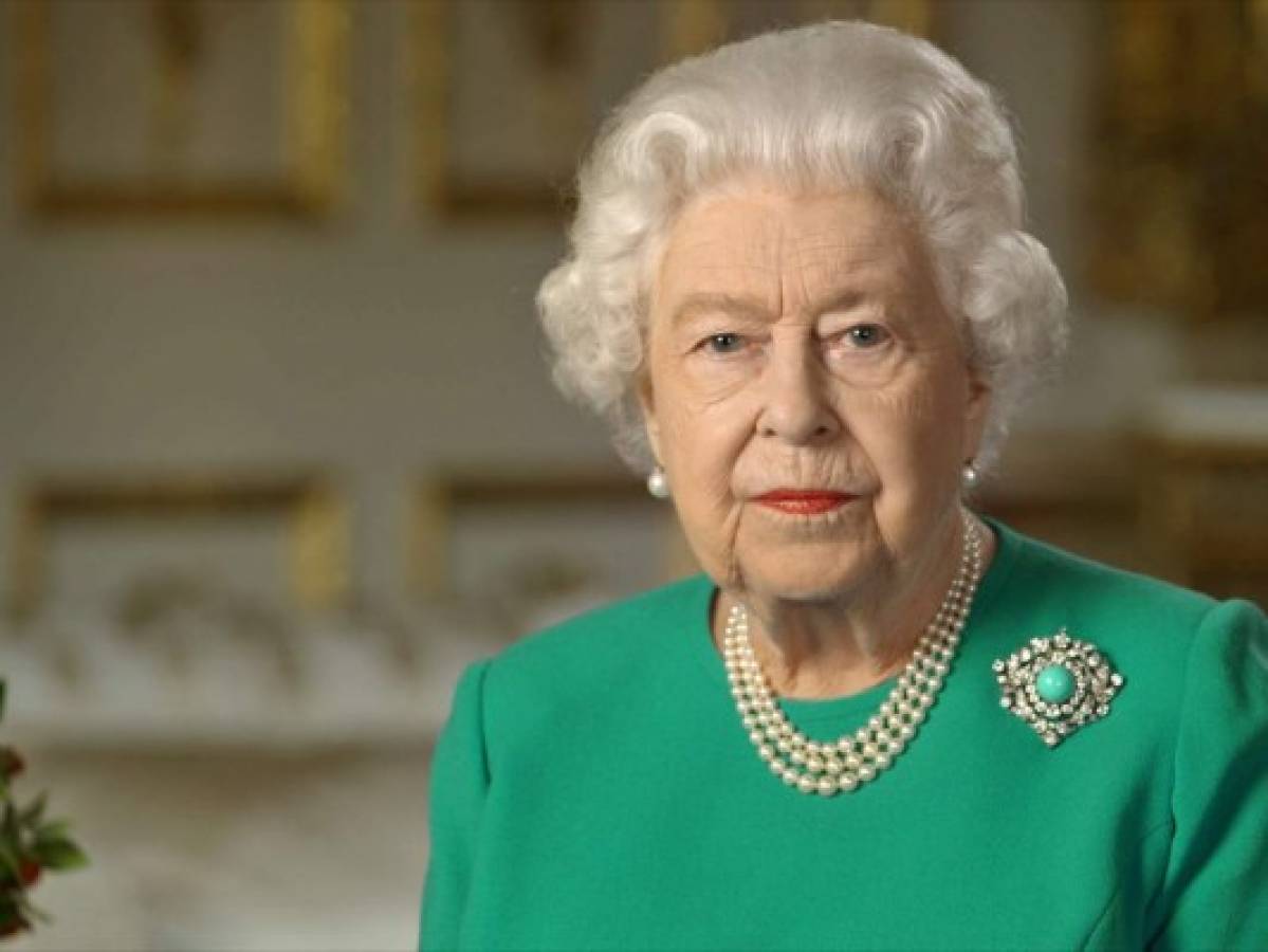 Reina Isabel II agradece a personal sanitario y a británicos en cuarentena