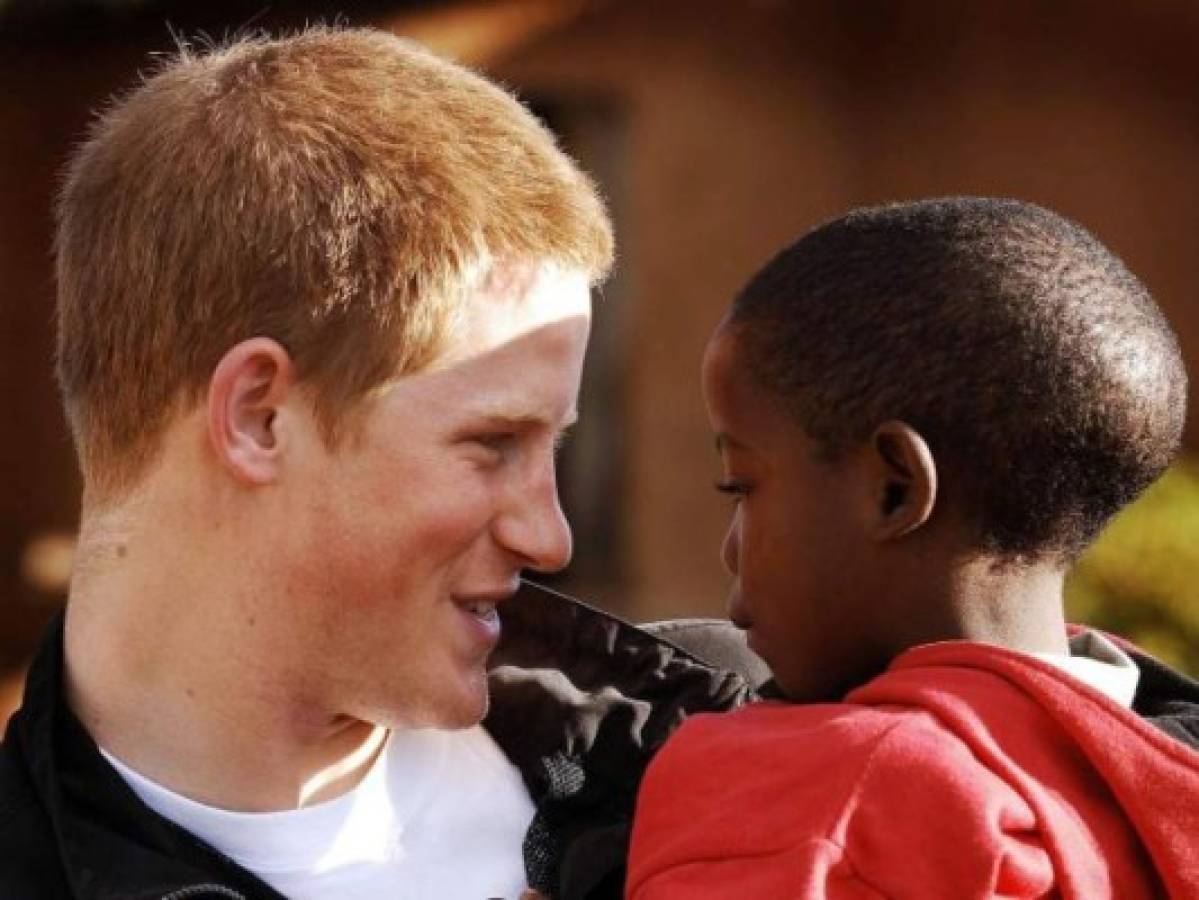 Mutsu Potsane es un joven africano huérfano al que el príncipe Harry conoció en 2004. Foto AFP