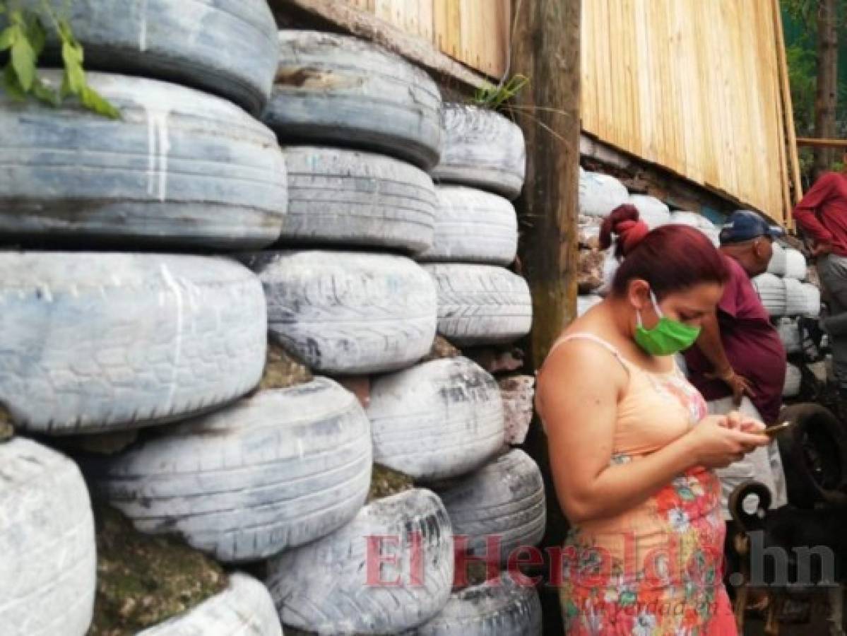 En esa zona de la capital, las casas están construidas sobre muros construidos con llantas. Foto: Estalin Irías/El Heraldo.