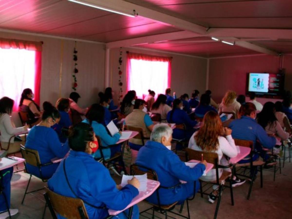 Privadas de libertad en México reciben clases por internet durante pandemia