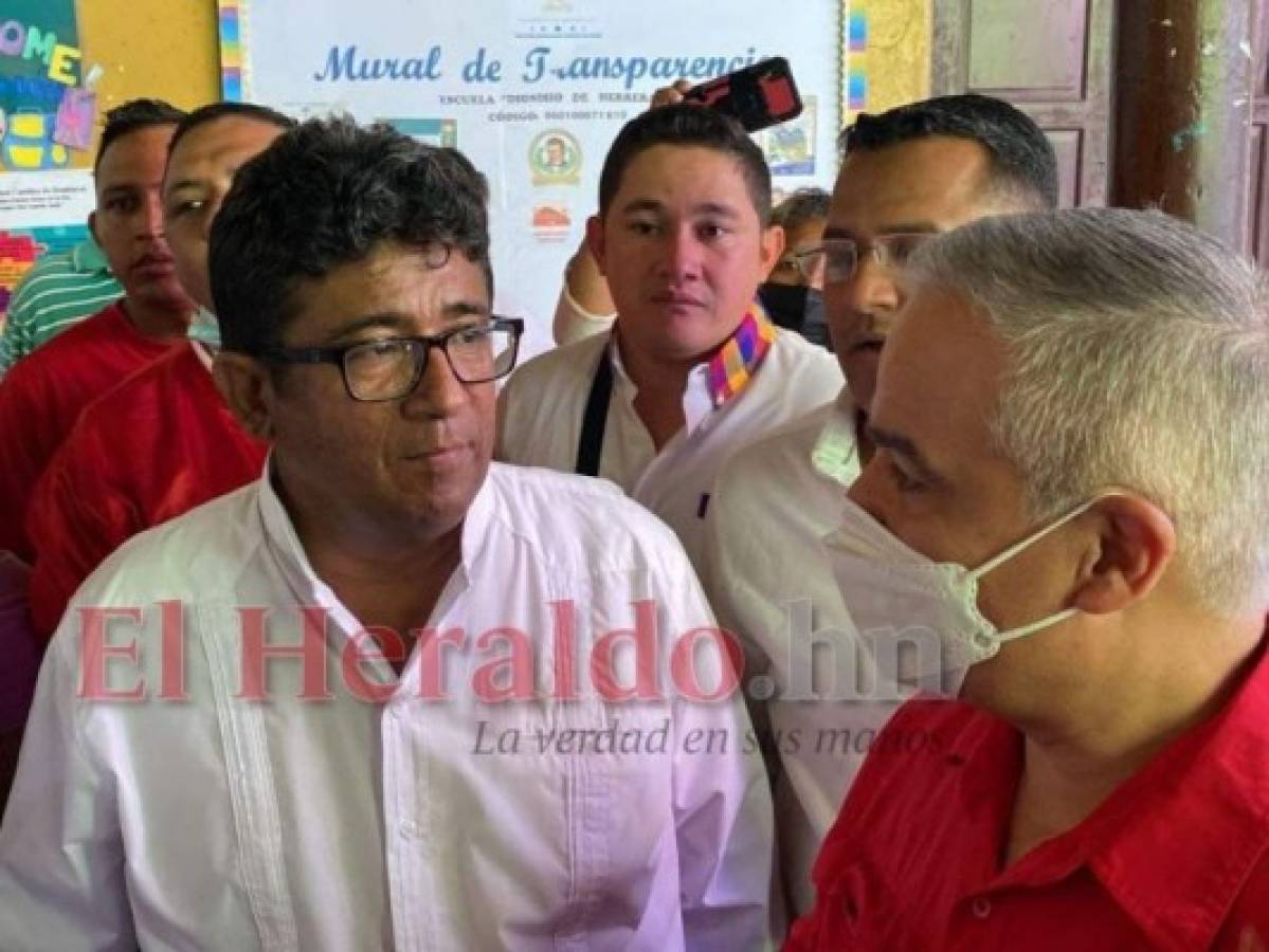 Yani Rosenthal acompaña a Quintín Soriano a votar en Choluteca