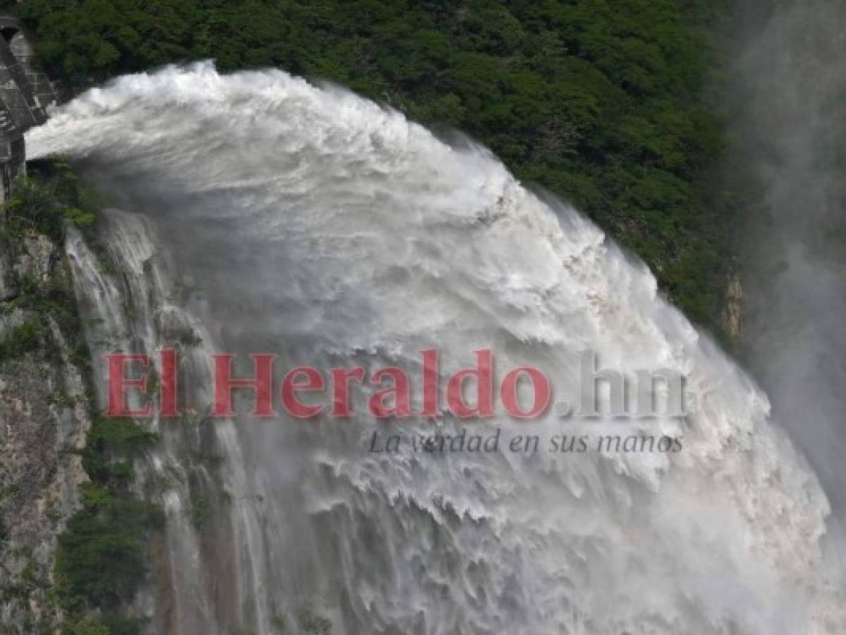 El momento que el agua inició a salir por las compuertas.