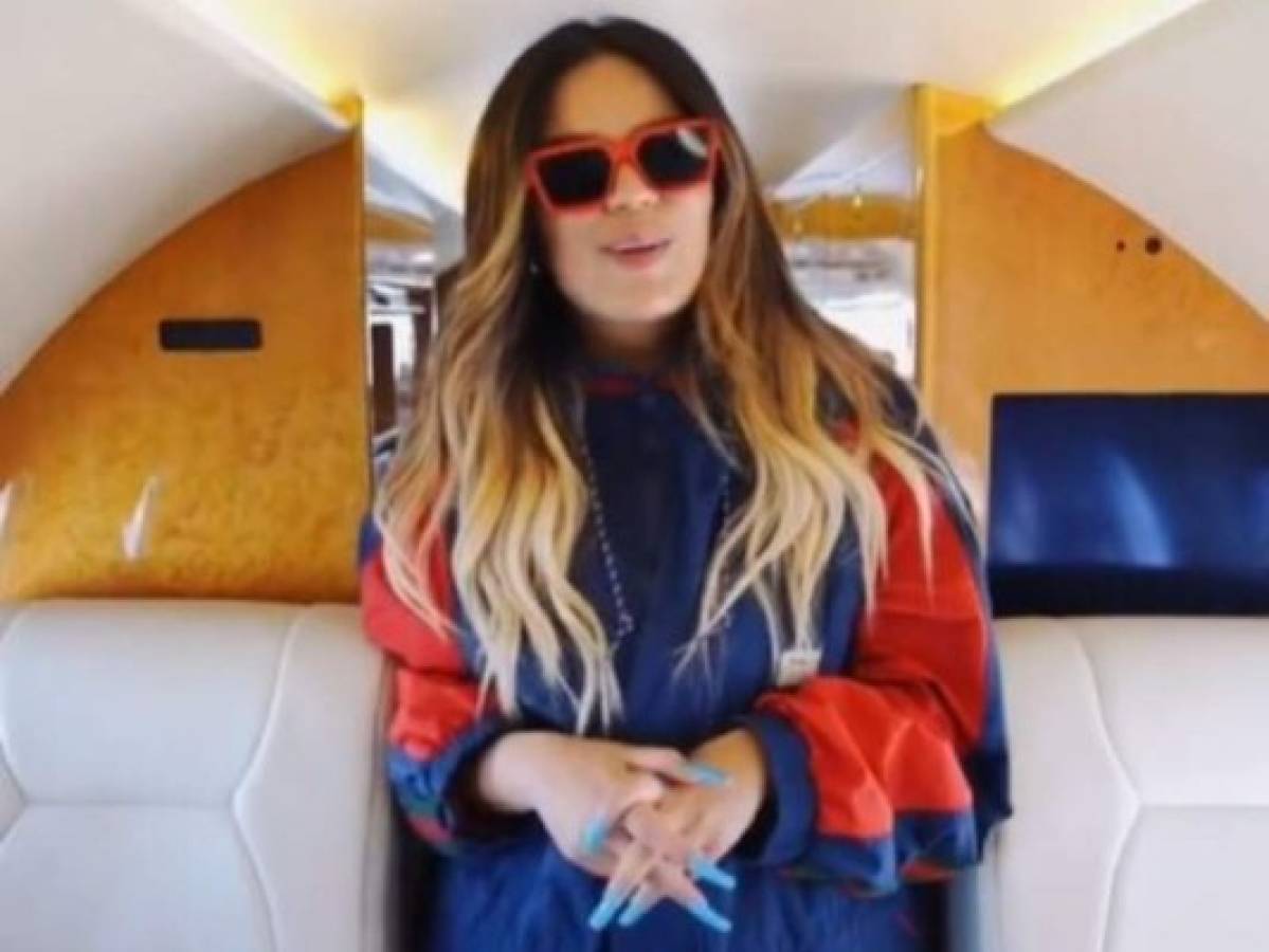 Karol G alquila lujoso avión de J Balvin y lo bautiza 'Tusa airlines'