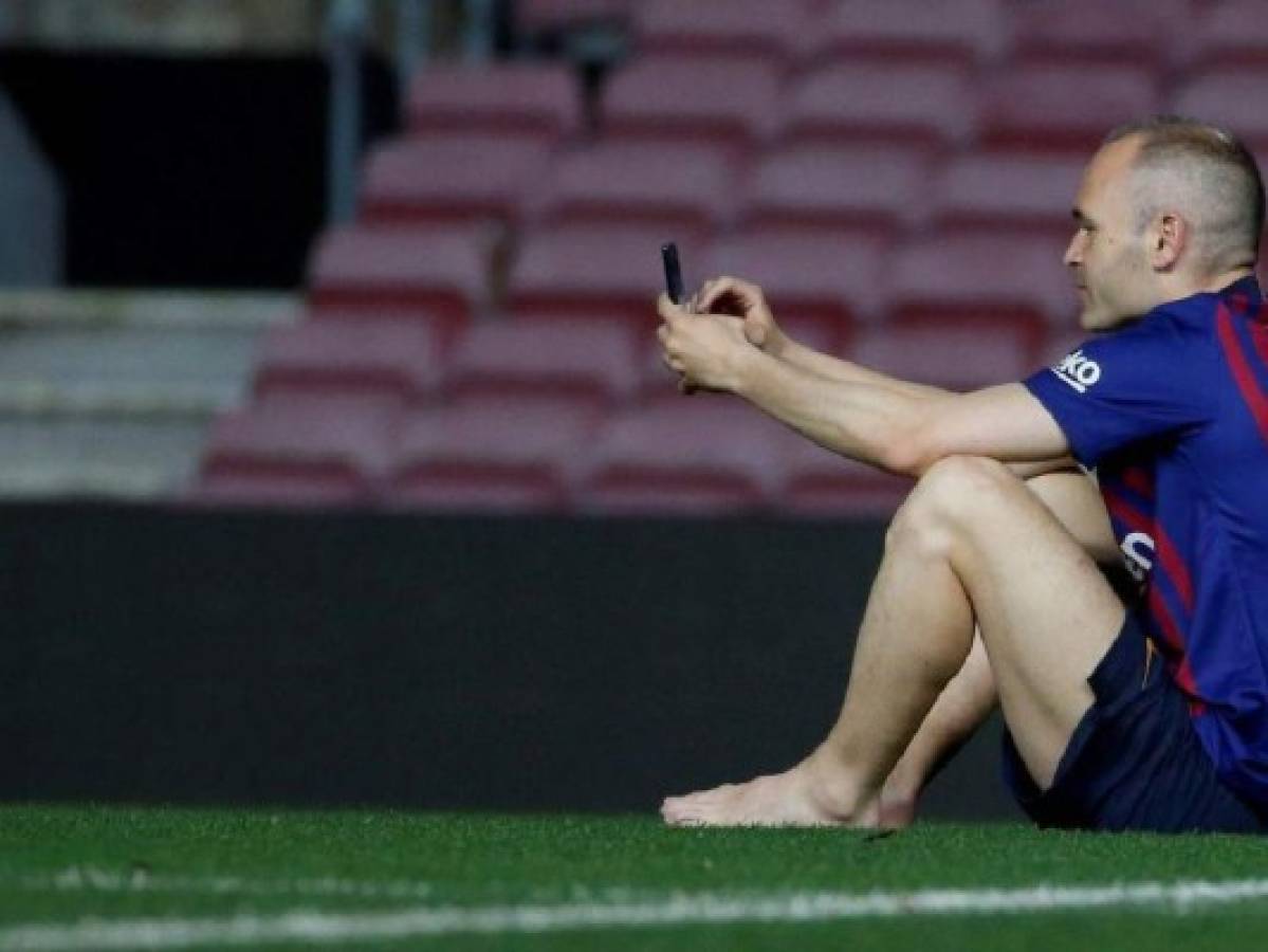 Las fotos más tristes de Andrés Iniesta en el Camp Nou en su adiós al Barcelona