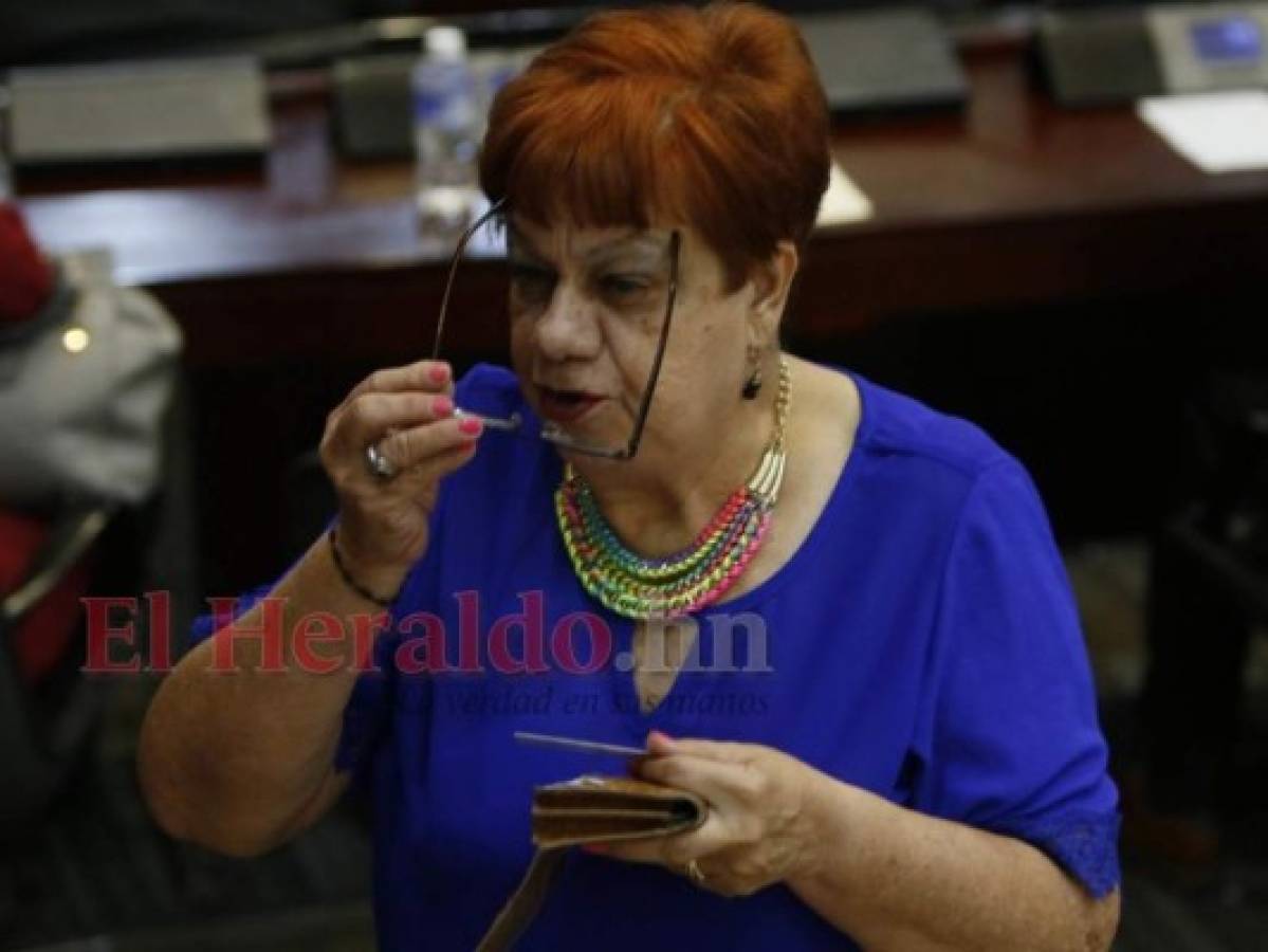 Diputados 'firman acuerdos en contra de las ZEDE, pero se esconden como cobardes', lamenta Doris Gutiérrez