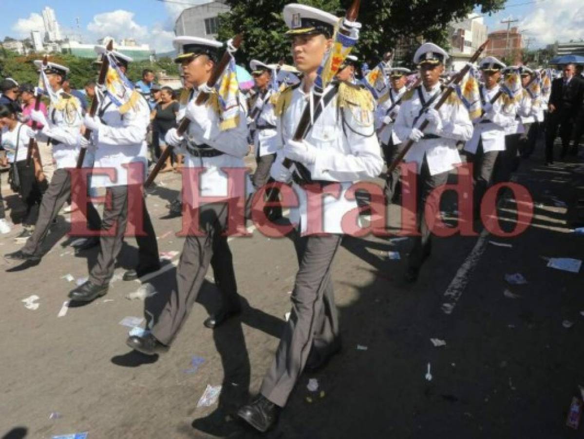 Los cadetes realizaron su propio espectáculo en el Estadio Nacional de Tegucigalpa. Foto: José López Trejo/EL HERALDO.