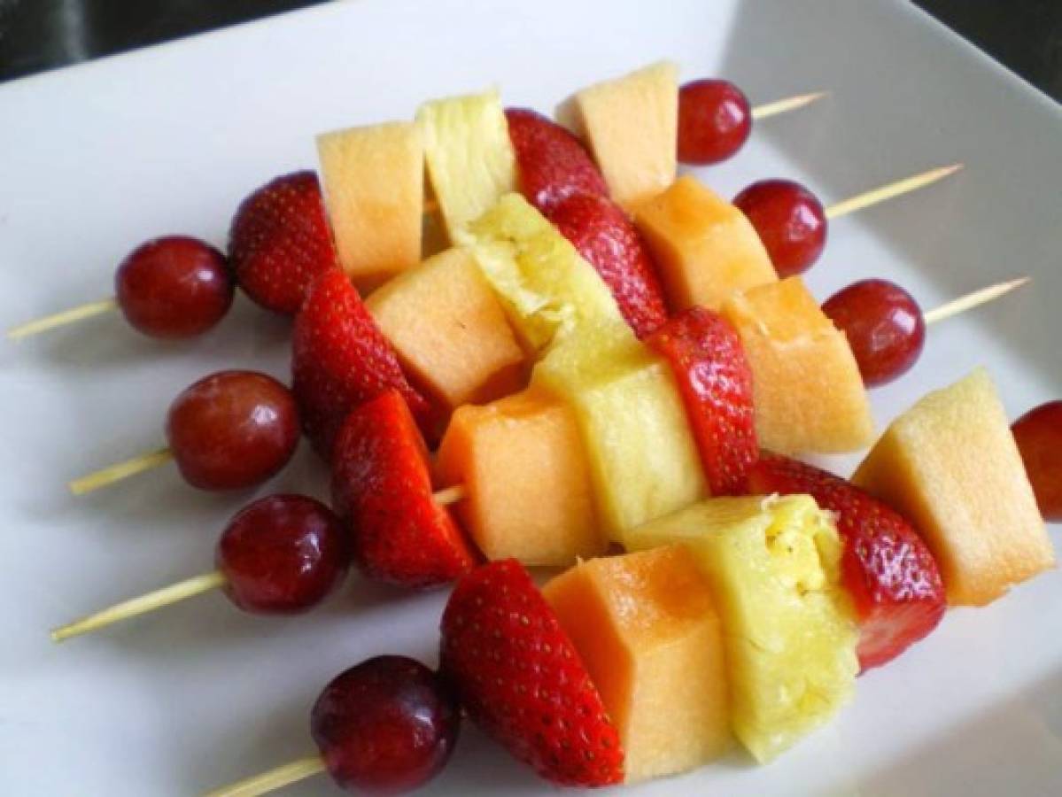 Aprenda cómo hacer pinchos de frutas para sus niños