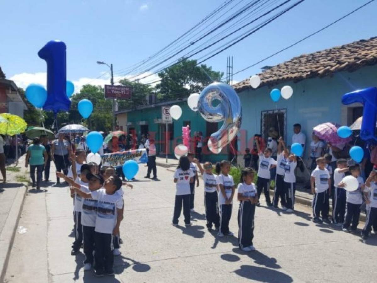 Colorido y eufórico desfile de escuelas de la ciudad de La Paz 