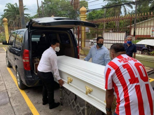 Momento en el que los restos de El Macho Figueroa son llevados al cementerio.