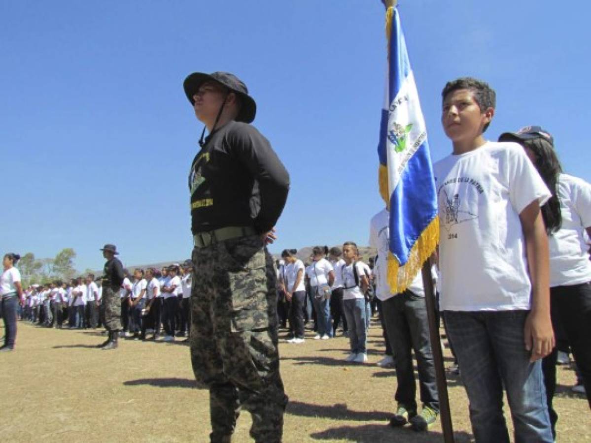 Niños se convierten en guardianes de la patria