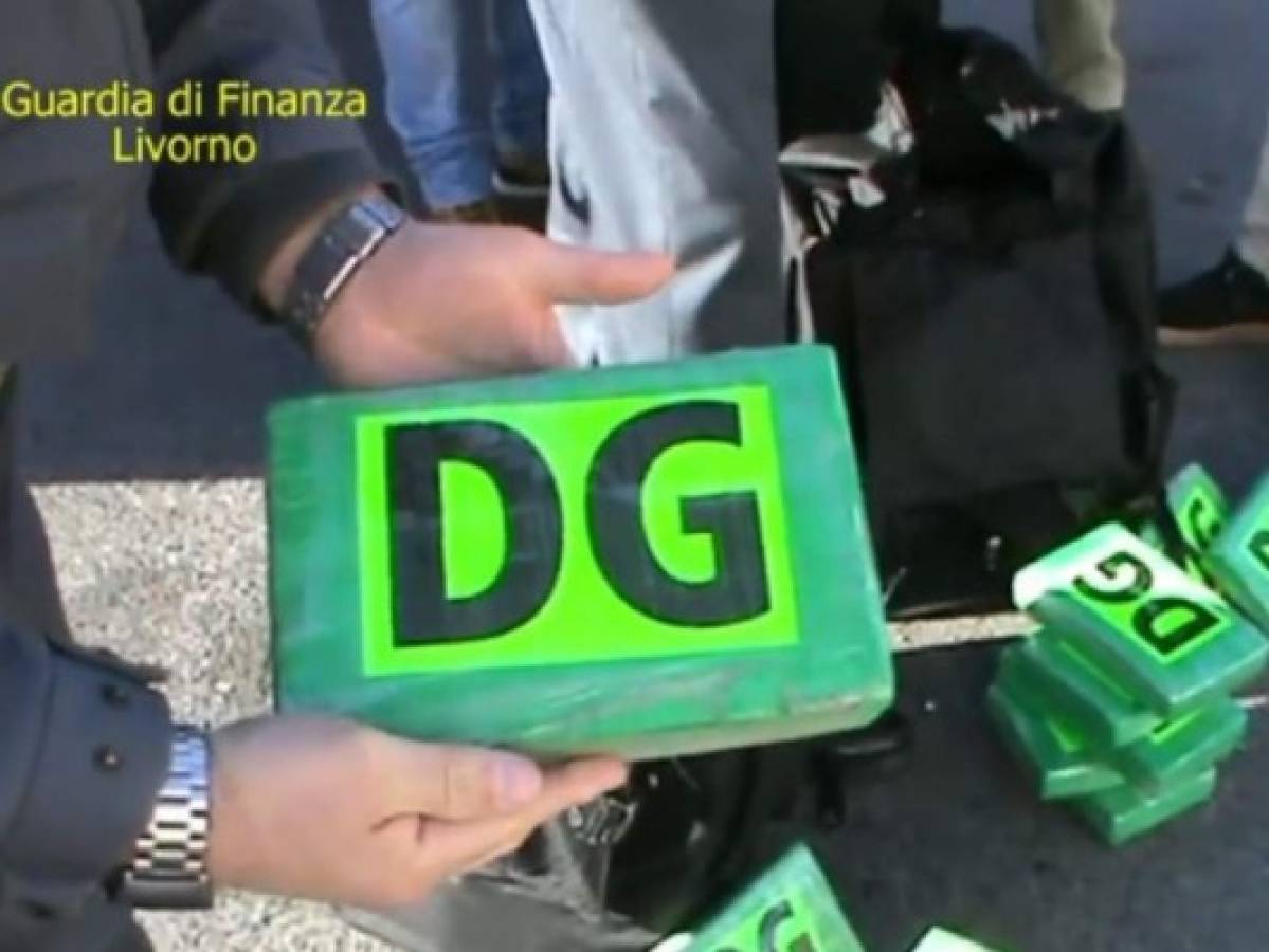VÍDEO: Momento en que autoridades de Italia hallan cocaína en un contenedor de café proveniente de Honduras