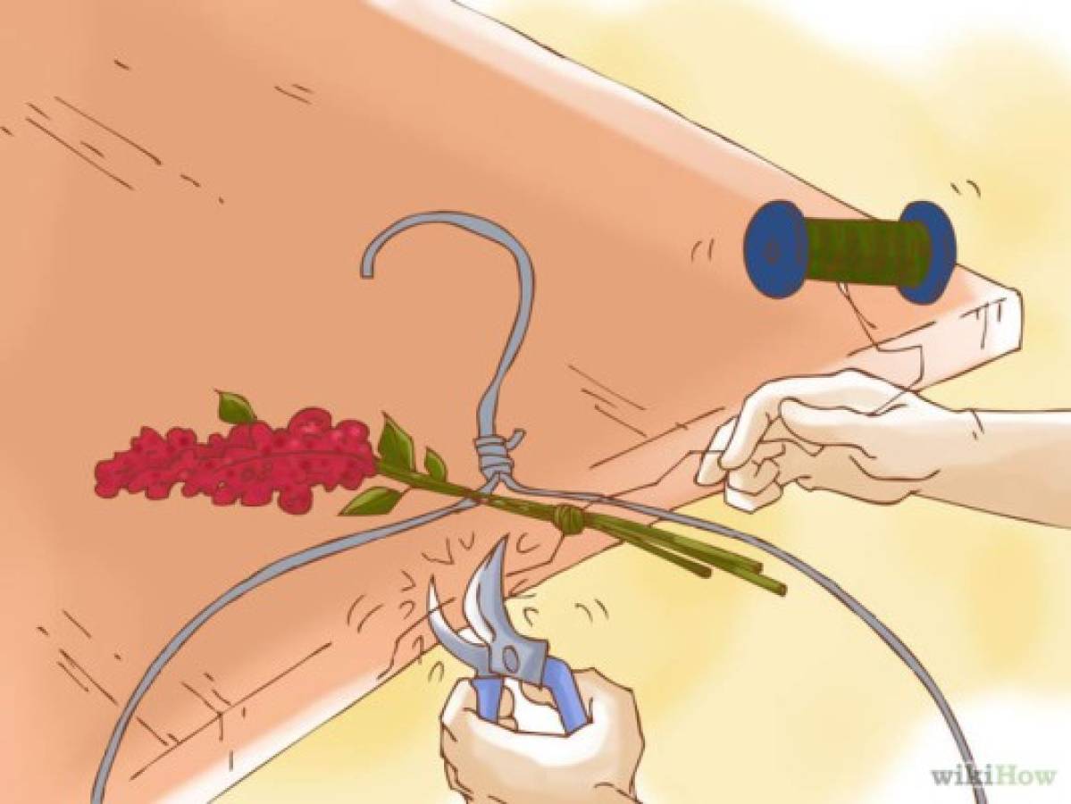 Puedes usar flores de papel, plásticos, artificiales o hasta naturales de cualquier tipo (Foto cortesía: WikiHow)