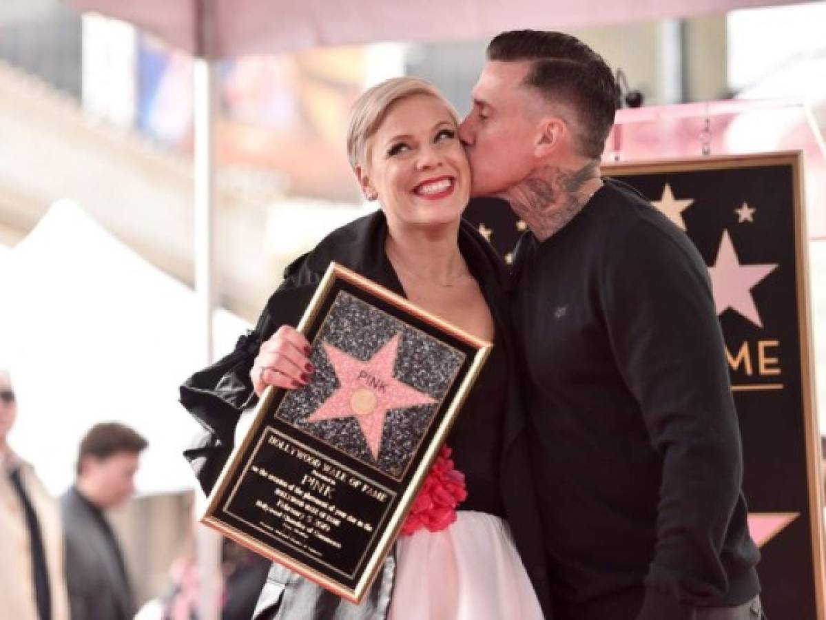 Cantante Pink recibe estrella de la fama en Hollywood