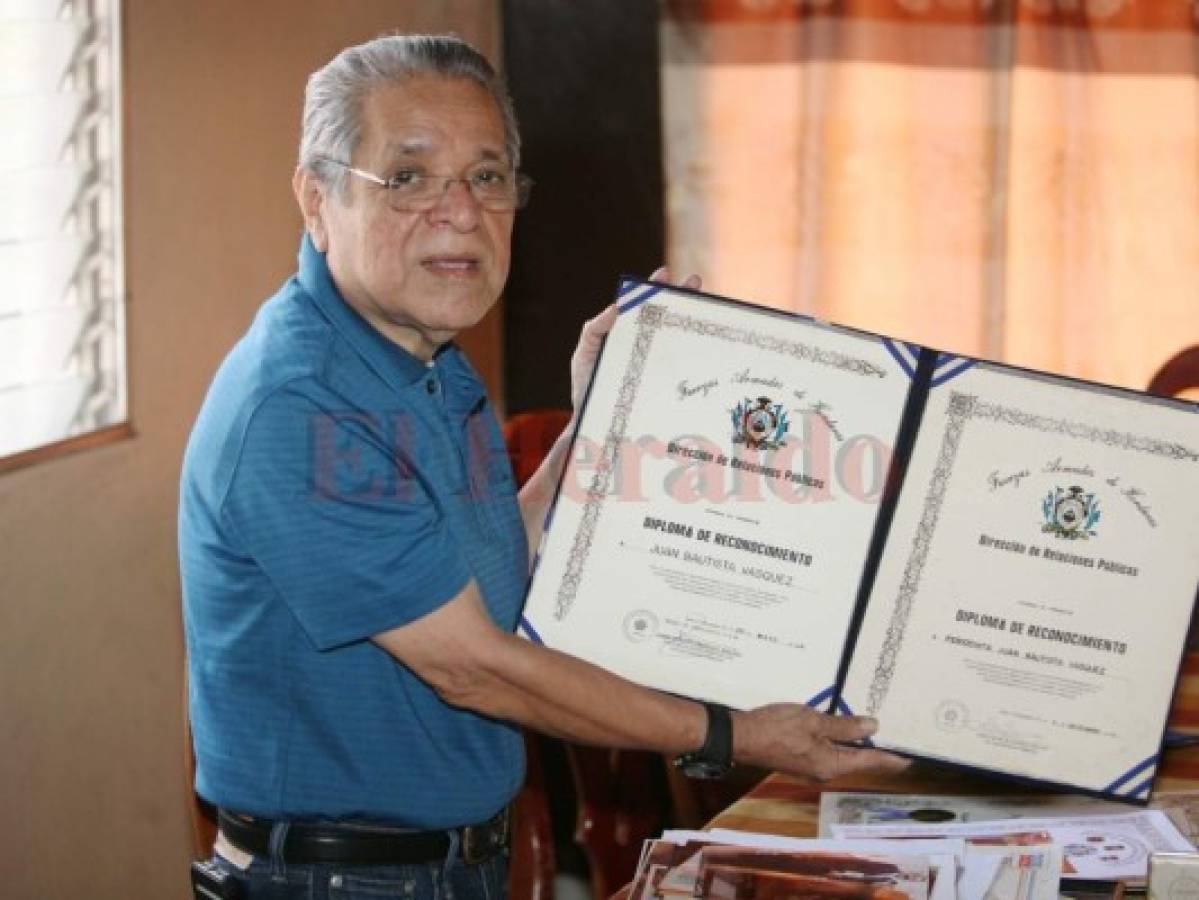 Vásquez además recibió un reconocimiento por su labor en el área de comunicaciones de las Fuerzas Armadas de Honduras (FF AA). Foto: Efraín Salgado / El Heraldo.