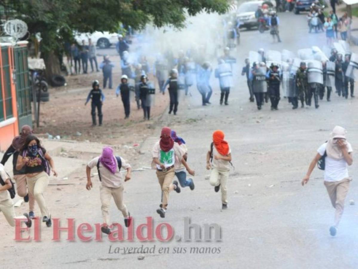 Estudiantes del Técnico Honduras se enfrentan con la Policía por tercer día consecutivo