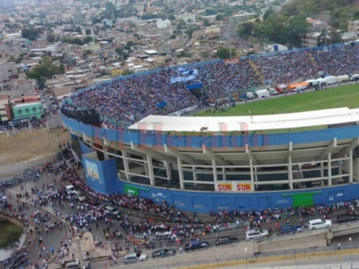 Bomba lacrimógena causa histeria colectiva en los desfiles dentro y fuera del estadio Nacional