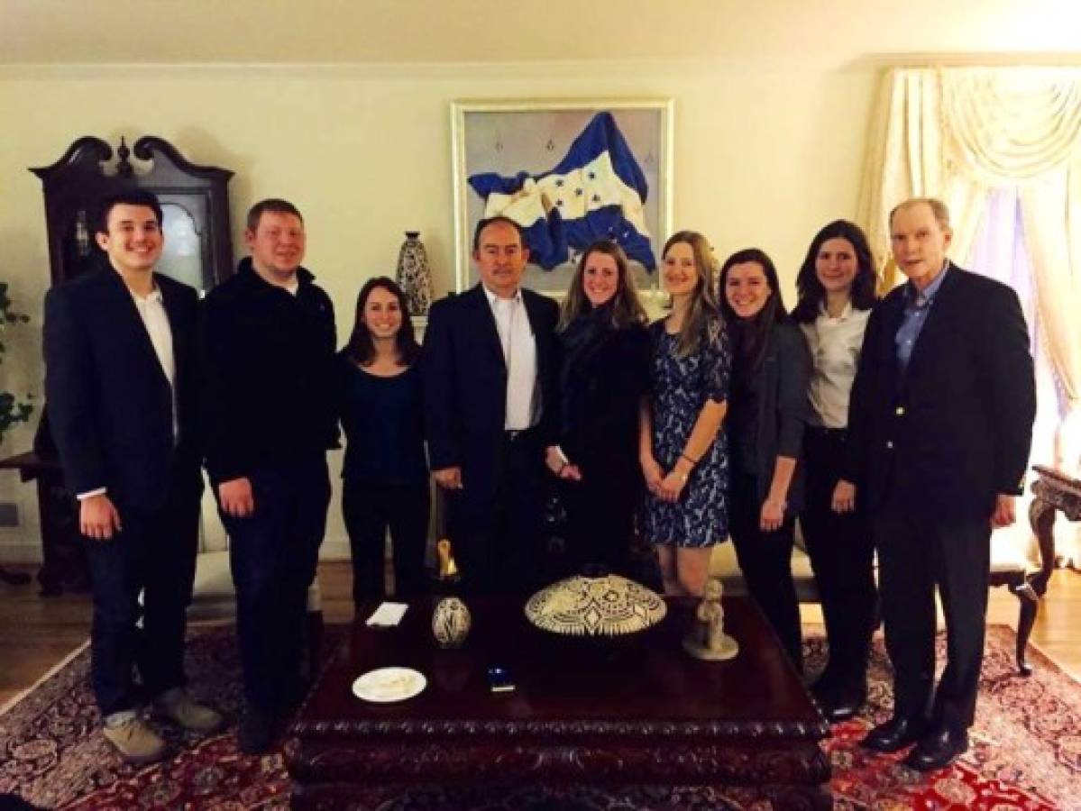 Embajador de Honduras recibe a estudiantes en EE UU