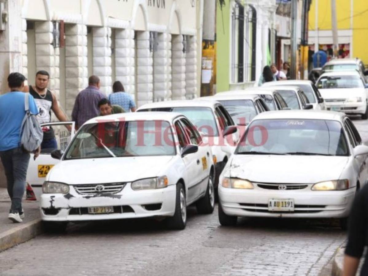 Dirigentes del transporte de taxis descartan rebajar el precio del pasaje en la capital