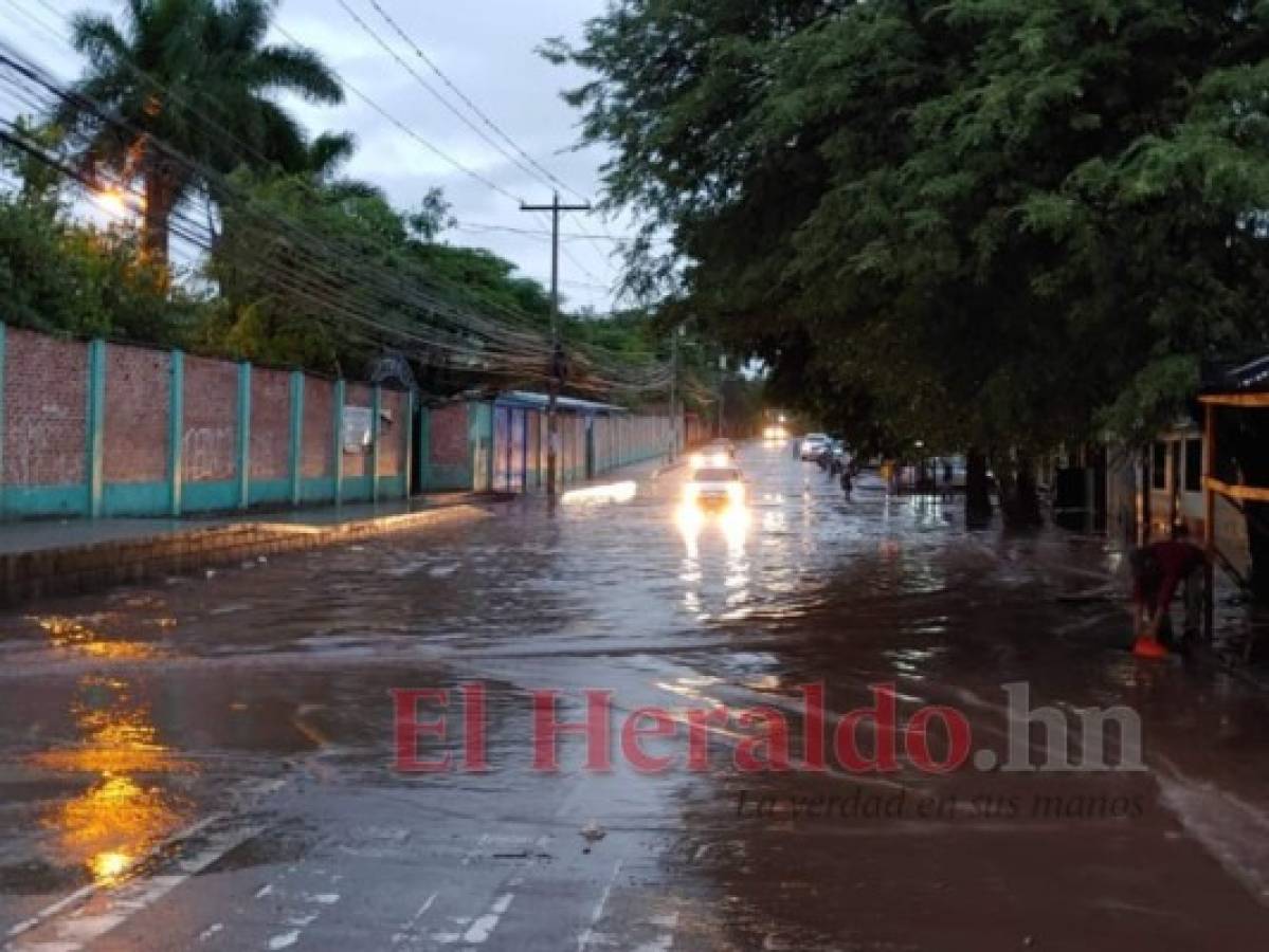 Calles inundadas dejan fuertes lluvias que azotaron la capital  