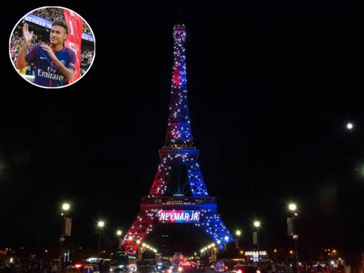 Neymar 'deslumbrado' por el homenaje de la Torre Eiffel  