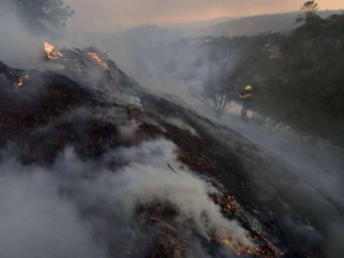 California lucha contra su tercer peor incendio desde 1932