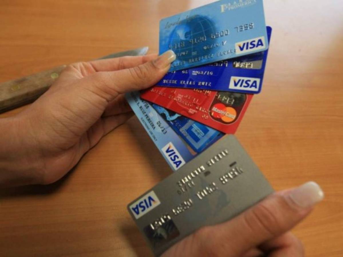 Hondureños deben más de 27,600 millones de lempiras en tarjetas de crédito