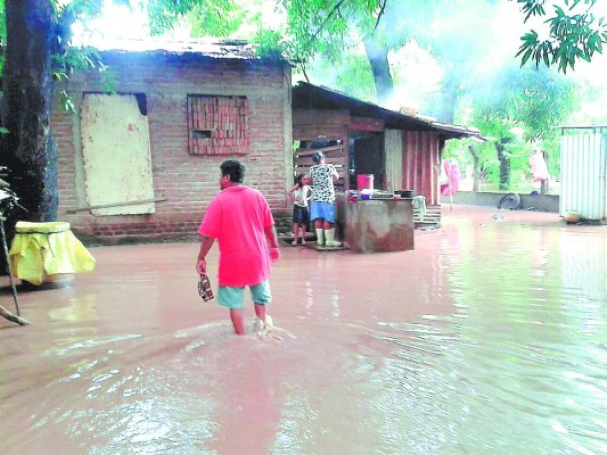 Honduras: Inundados e incomunicados quedan varios departamentos por tormentas