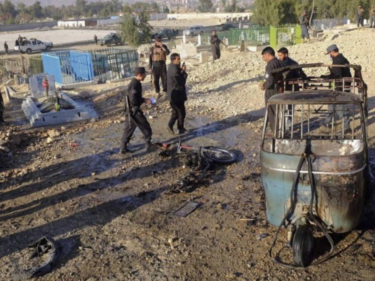 Atacante mata a 12 personas en funeral de funcionario en Afganistán
