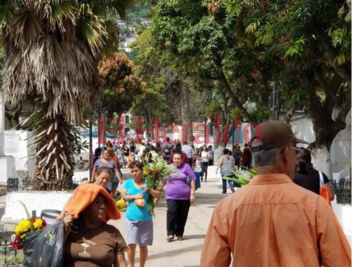 Ambiente en el Día de los Muertos en el Cementerio General de Tegucigalpa